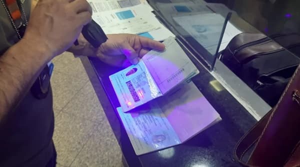 Extranjeros detenidos por uso de pasaportes falsos en aeropuerto
