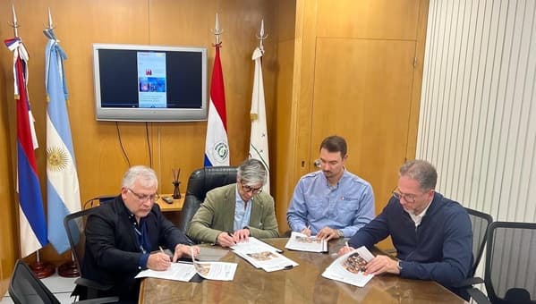 Acuerdan integrar sistemas migratorios en el Puente San Roque González