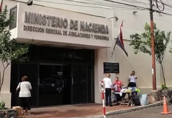 MEF inicia pagos: Adultos mayores reciben pensión hoy
