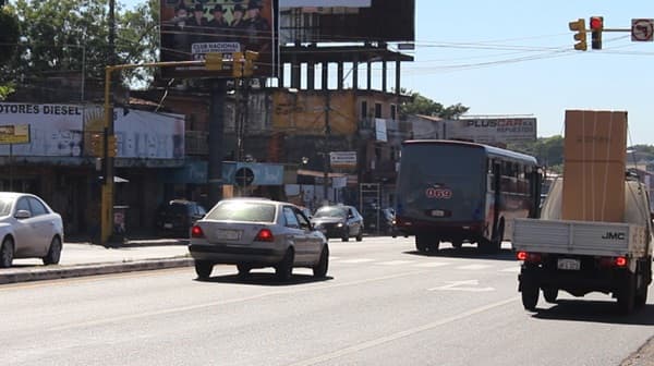 ¿Es infracción o no cruzar en luz amarilla del semáforo?