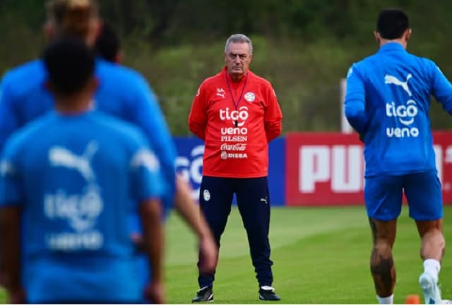 Gustavo Alfaro prueba el posible onceno para el debut ante Uruguay