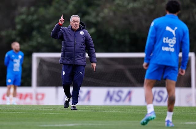 Gustavo Alfaro define formación del equipo para enfrentar a Uruguay