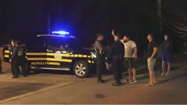 Motociclistas mueren al chocar contra camión detenido en control