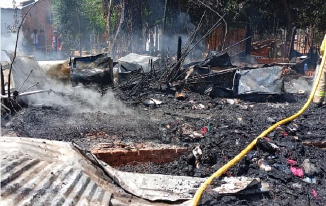 Incendio en Areguá deja a familia sin pertenencias en minutos