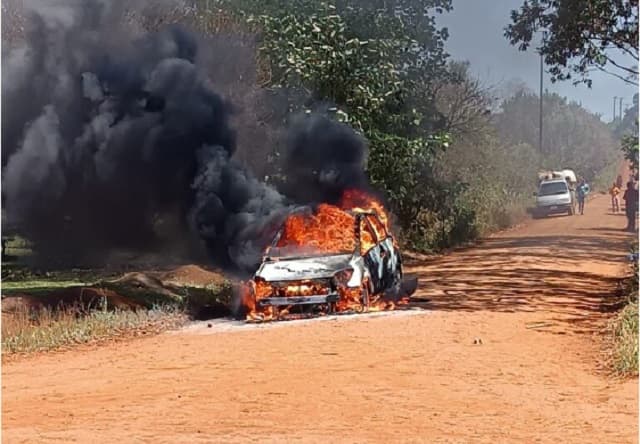 Vehículo se incendia en plena marcha en Tavapy; conductora ilesa