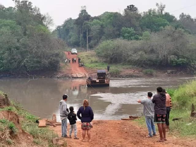 Balsa se descompone en el río Monday y casi provoca accidente