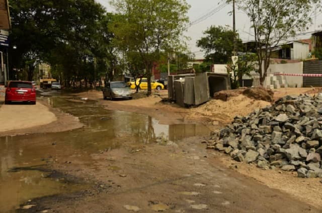 Desagüe pluvial del Abasto: peligro por mala señalización en la obra