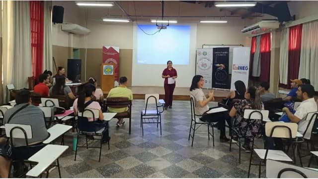 Escuela de Clínicas incorpora lengua de señas para padres sordos