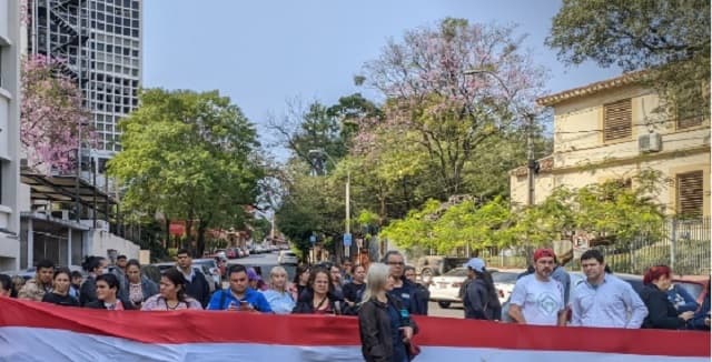 Enfermeros cierran calles en protesta por reducción de horas laborales