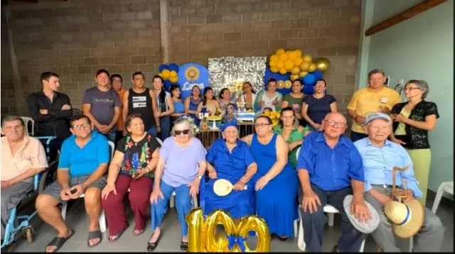 María Lina, la abuela de 100 años que enhebra sin usar anteojos