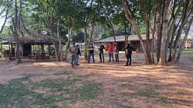 Policía desaloja a invasores de estancia en Yasy Cañy, Canindeyú