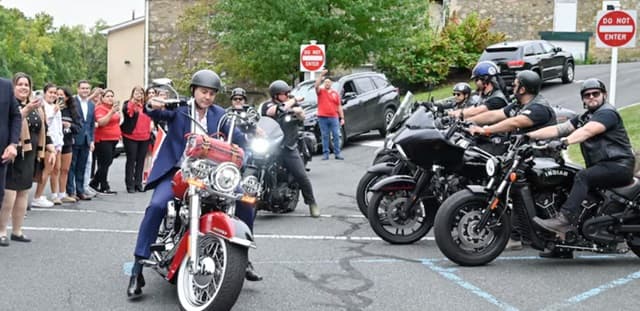 Santiago Peña pasea en moto con paraguayos en EE.UU. mientras el país enfrenta desafíos