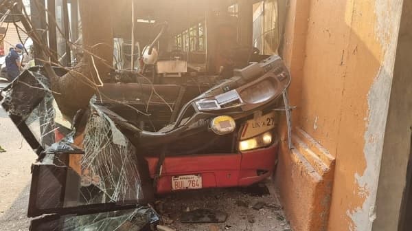 Colectivo embiste árbol y vivienda en Asunción: seis heridos