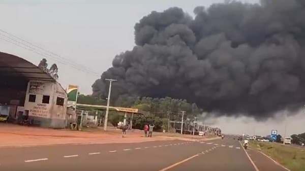 Fuego arrasa fábrica de piscinas en Caaguazú; bomberos controlan incendio