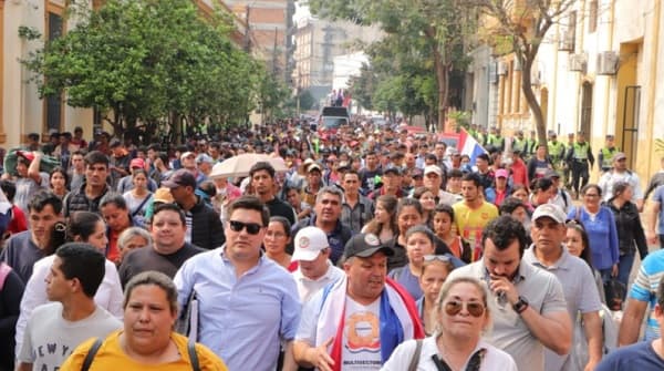 Protesta social en Asunción por viviendas y tierras continúa