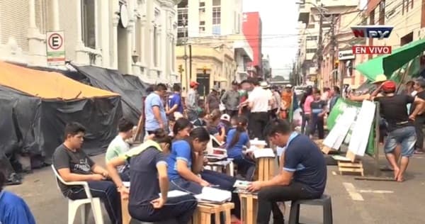 Niños dan clases en la calle mientras sus padres protestan frente al Indert