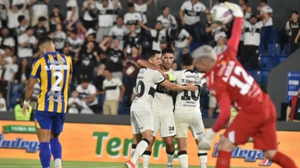 Olimpia da vuelta un partidazo y se afianza en la cima del Clausura