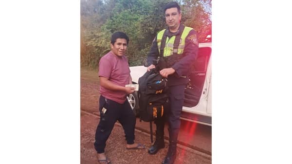 Policía devuelve mochila con G. 10 millones encontrada en Encarnación