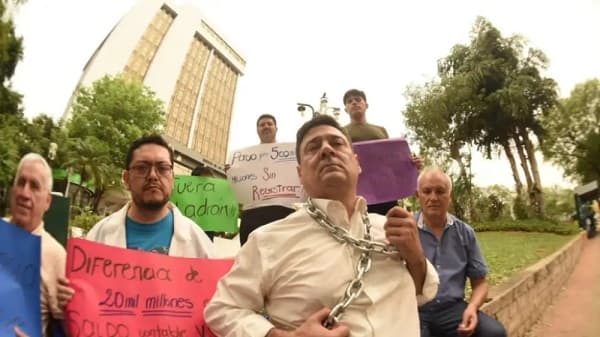 Salyn Buzarquis se encadena y exige la renuncia de Nenecho