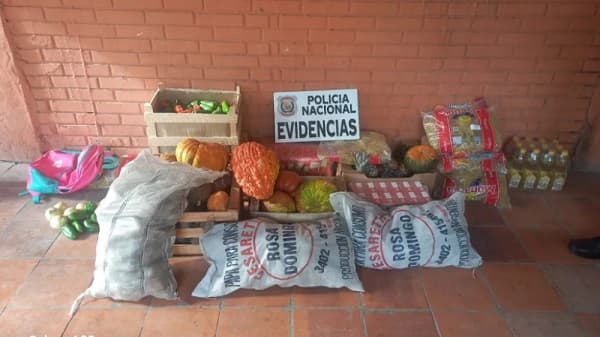Detienen a directora por robo de insumos del almuerzo escolar