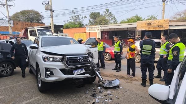 Joven finge comprar camioneta, la roba y es detenido tras choque