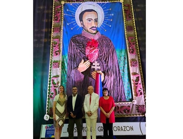 Exponen el primer tapiz sensorial de San Roque González en el Cabildo