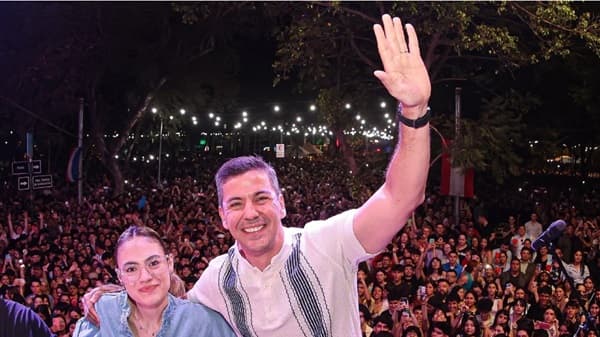 Santiago Peña es abucheado durante evento en calle Palma