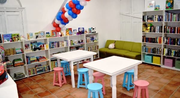 Hijas de migrantes inauguran primera biblioteca en inglés en Pilar