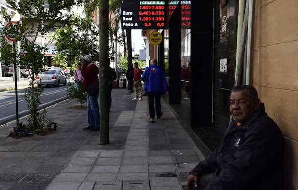 Escalada del dólar golpea el bolsillo de los paraguayos