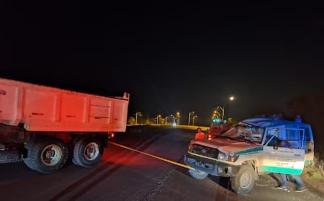 Ambulancia de Nanawa dañada tras accidente al esquivar un oso hormiguero