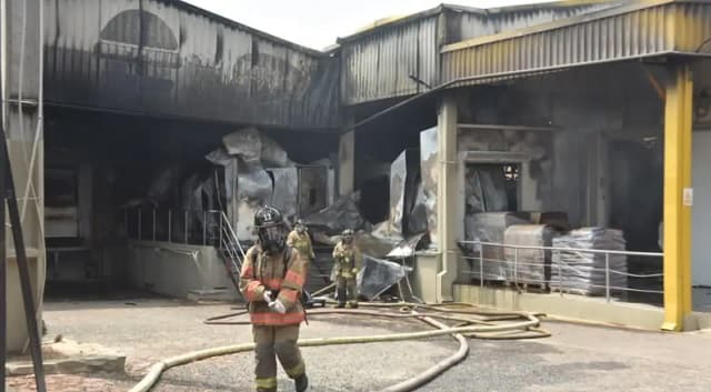 Bomberos controlan incendio en fábrica de Pechugón en Capiatá
