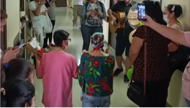 Emotiva despedida a enfermera tras finalizar su quimioterapia