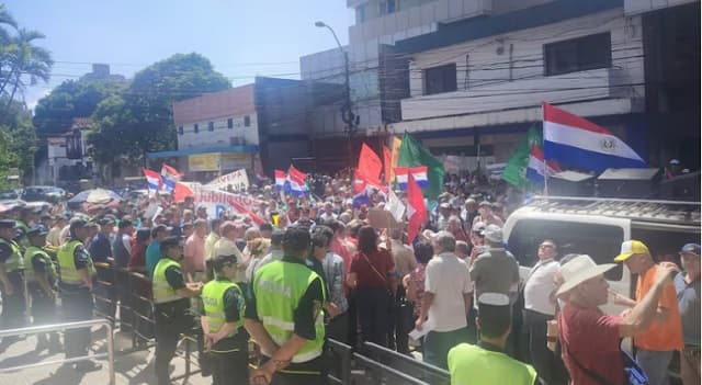 Jubilados del IPS se movilizan reclamando uso justo de fondos