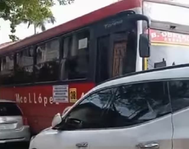 Bus de la línea 38 choca contra autos en Barrio Obrero