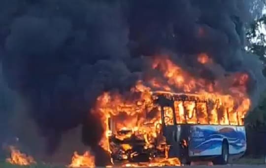 Colectivo de la línea 242 se incendia en la ruta Areguá-Ypacaraí