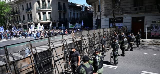 Universitarios protestan contra plan de ajuste de Javier Milei