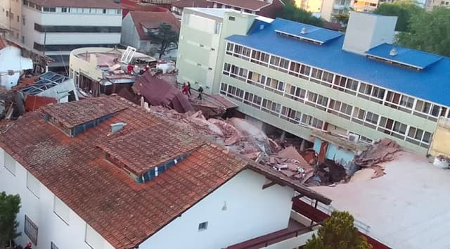 Derrumbe de edificio en Villa Gesell, Argentina, deja un muerto y atrapados