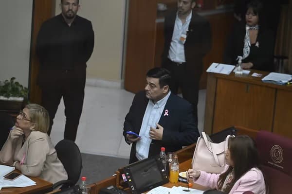 Buzarquis niega presiones para alinearse con el cartismo a cambio de su banca