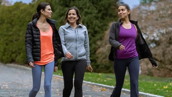 El secreto para quemar más calorías con caminatas cortas