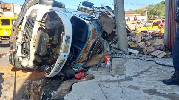 Persecución y vuelco de camión con contrabando en 4 Mojones