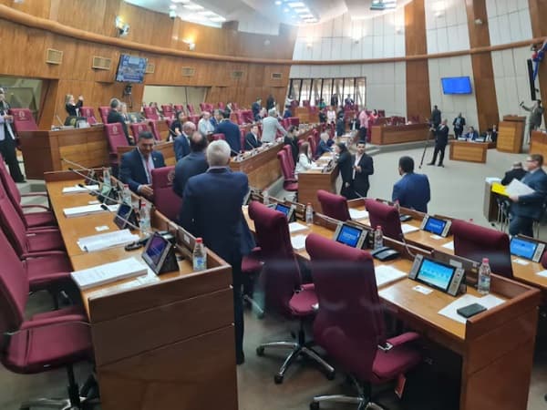 Cartistas blindan comisión “garrote” en acalorado debate