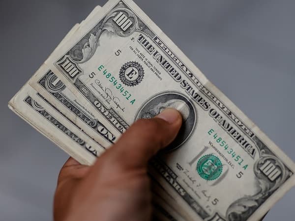 Dólar mantiene tendencia alcista y podría llegar a G. 8.000
