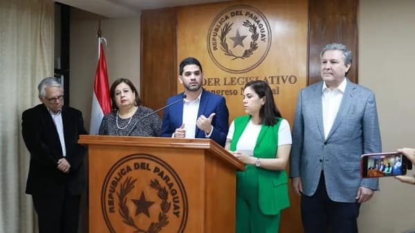 Oposición presenta proyecto para derogar la “comisión garrote”