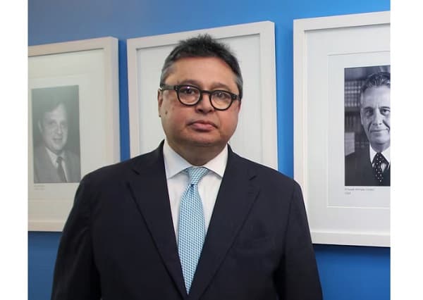 Senador Gustavo Leite defiende su labor en ONG mientras cuestiona a otros