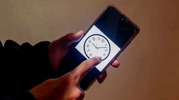 Diputado propone retorno al horario de verano e invierno