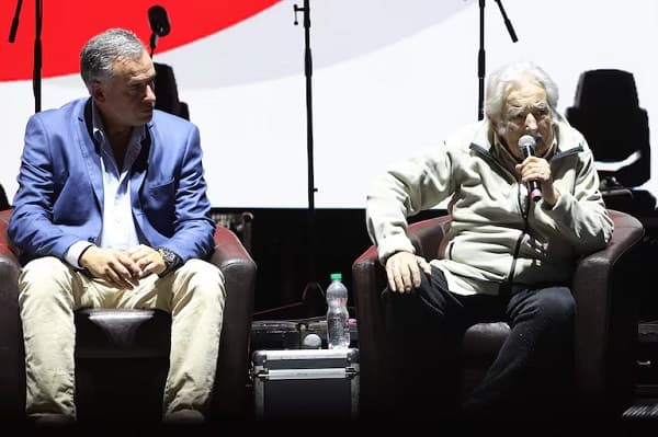 Mujica conmueve con emotivo discurso de despedida política