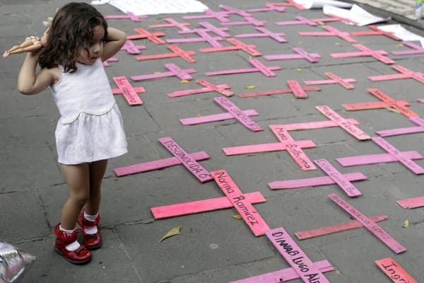 Niños víctimas de feminicidio recibirán pensión mensual