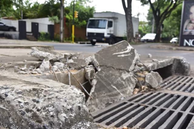 Abandono en avenida Boggiani: baches, caos y aguas servidas