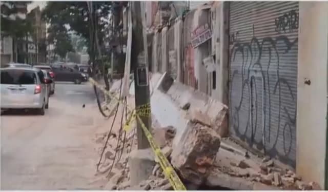 Derrumbe de antiguos comercios en Asunción deja sin luz y genera desvíos
