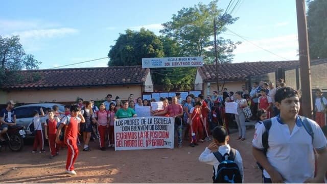 Protesta en Ñemby por falta de rubros para docentes